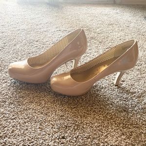 Nude Pumps